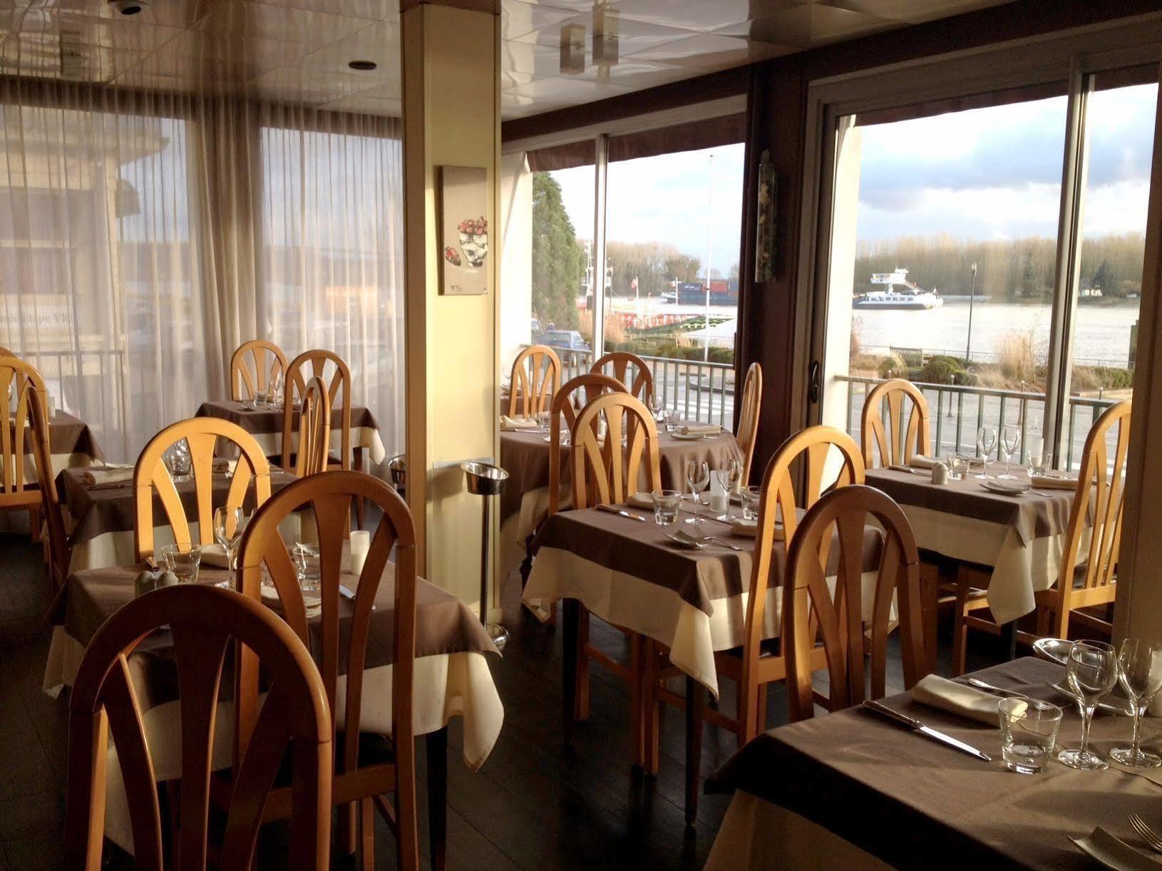 Logis Hotel & Restaurant - Le Normandie Caudebec-en-Caux Exterior photo
